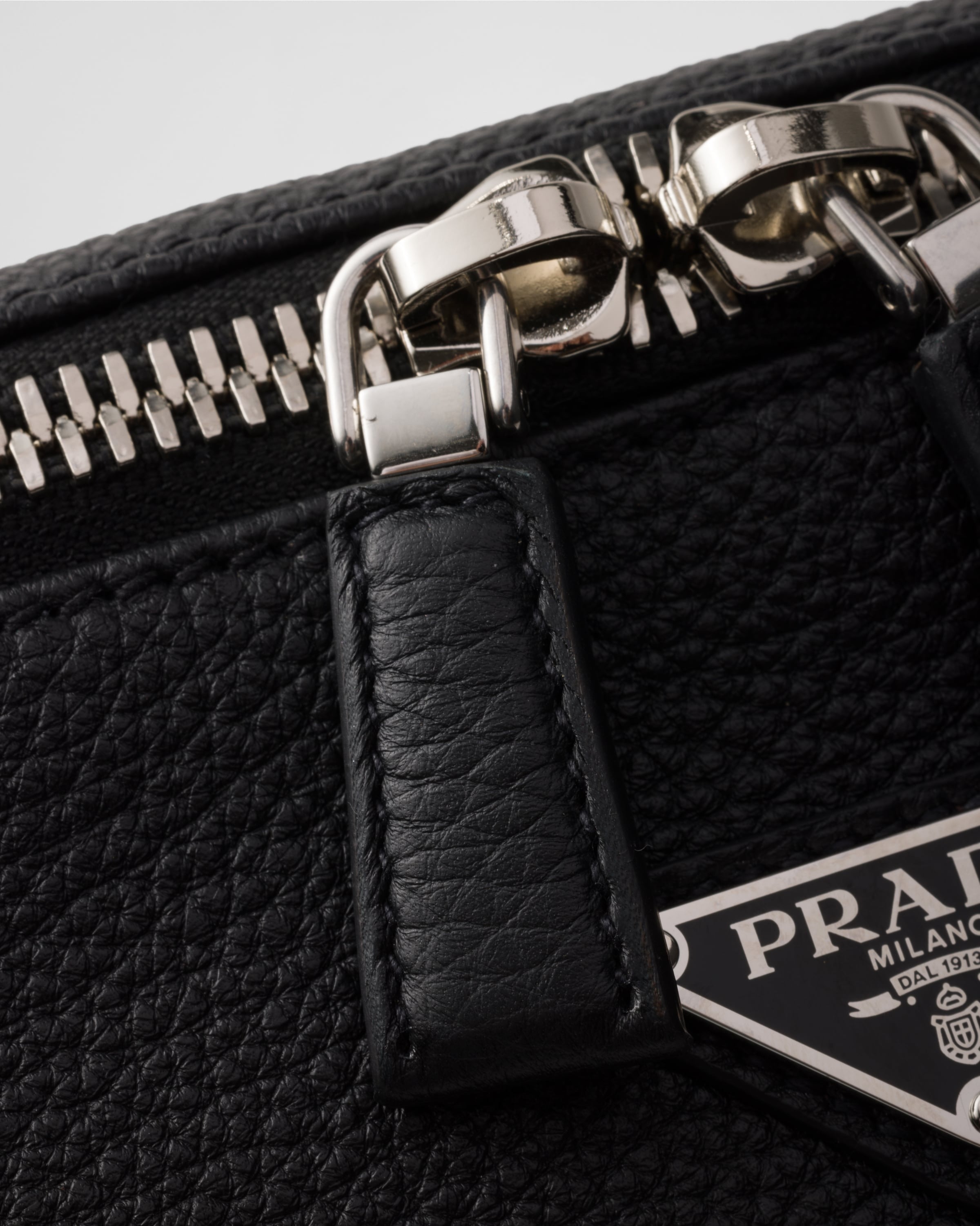 Medium leather shoulder bag Black
