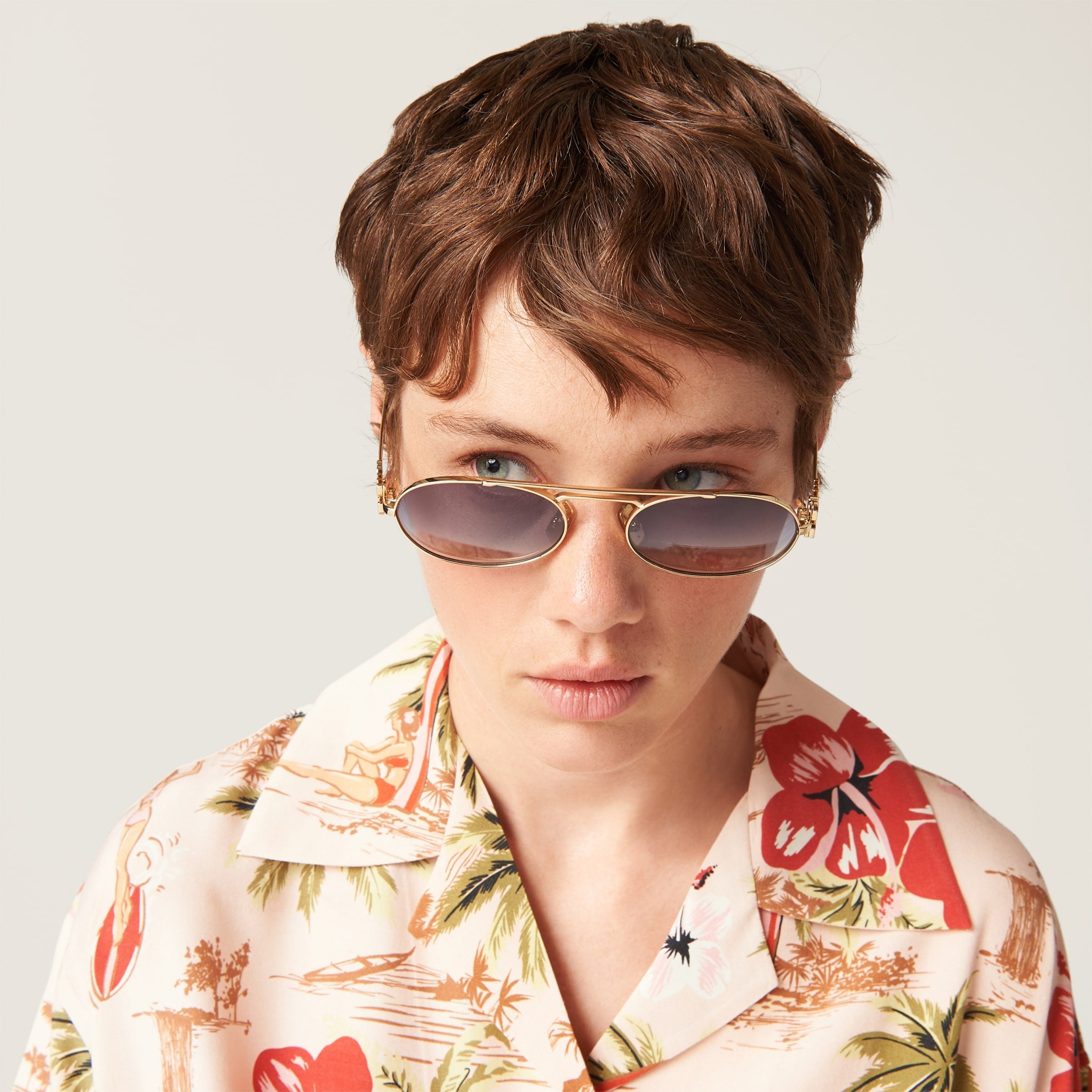 Miu Miu Logo sunglasses Gradient iris lenses
