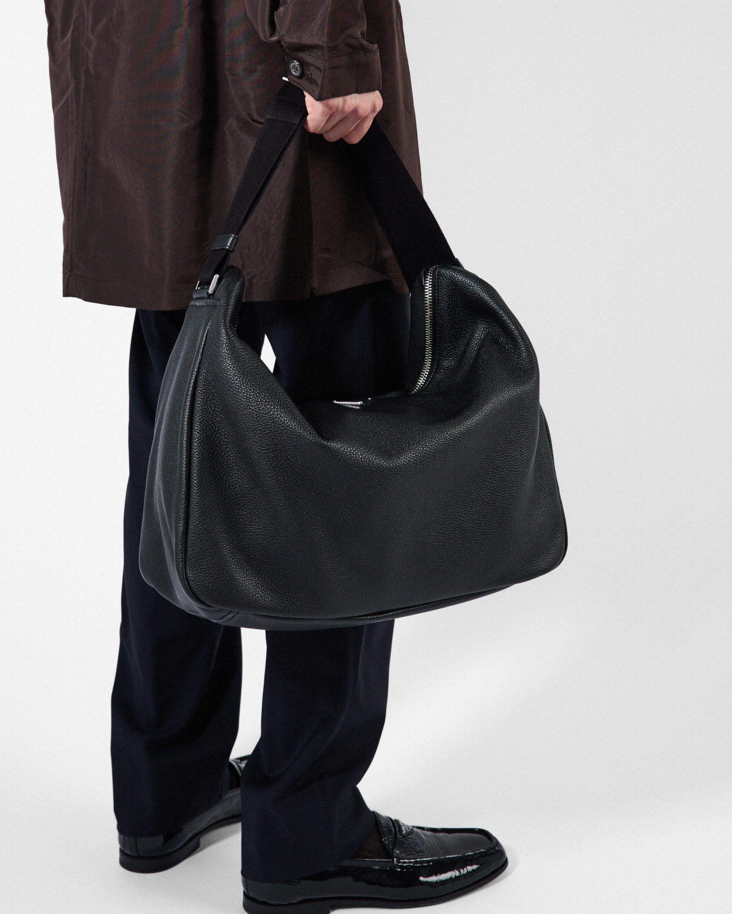 Large leather shoulder bag Black