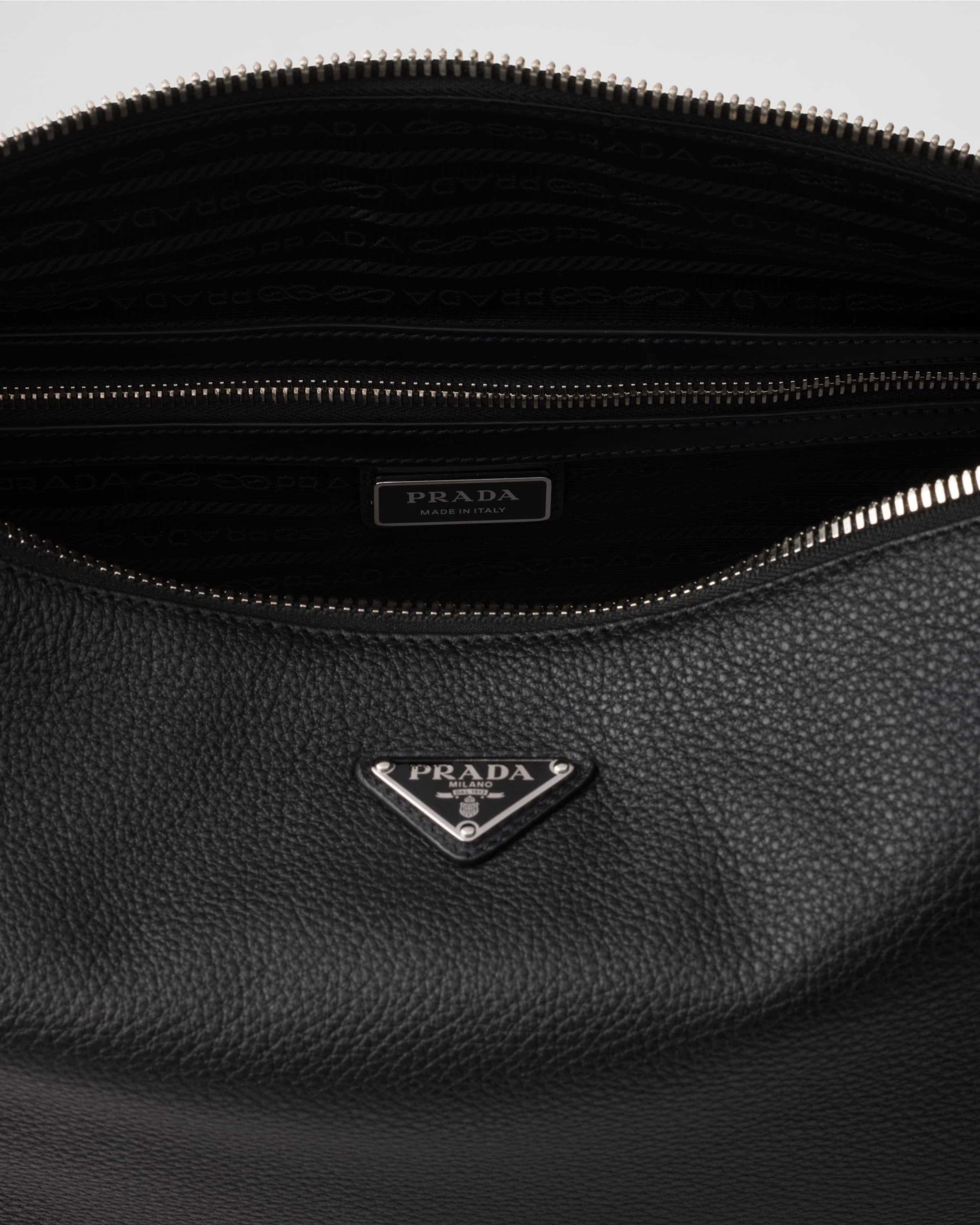 Medium leather shoulder bag Black