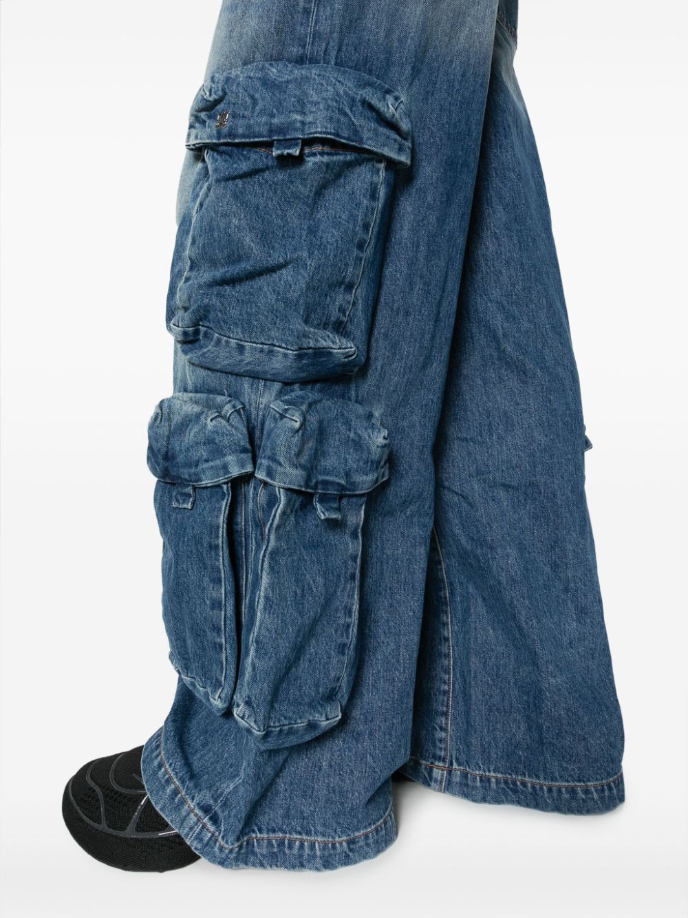 Wide-leg cargo jeans