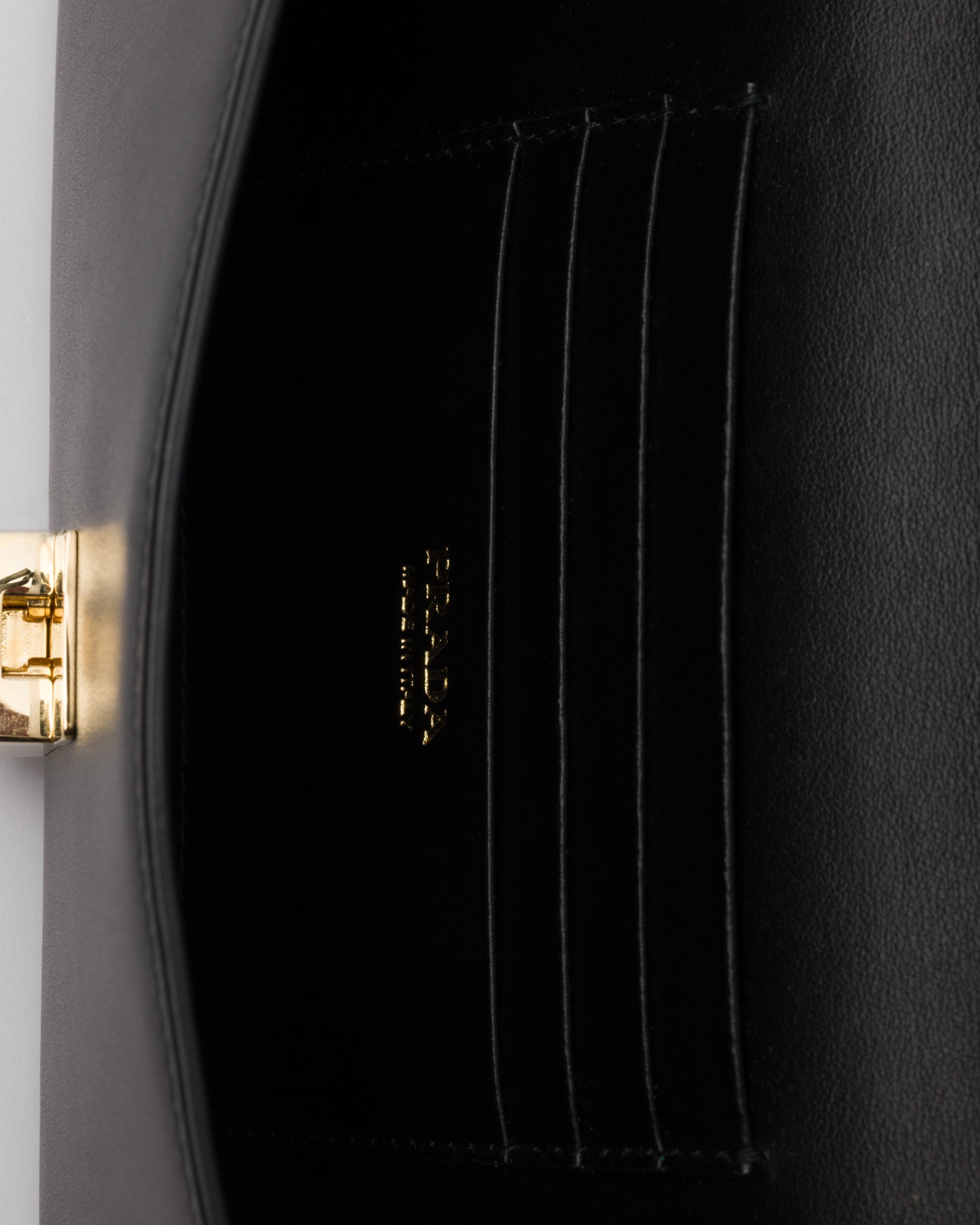 Leather wallet with chain shoulder strap Black
