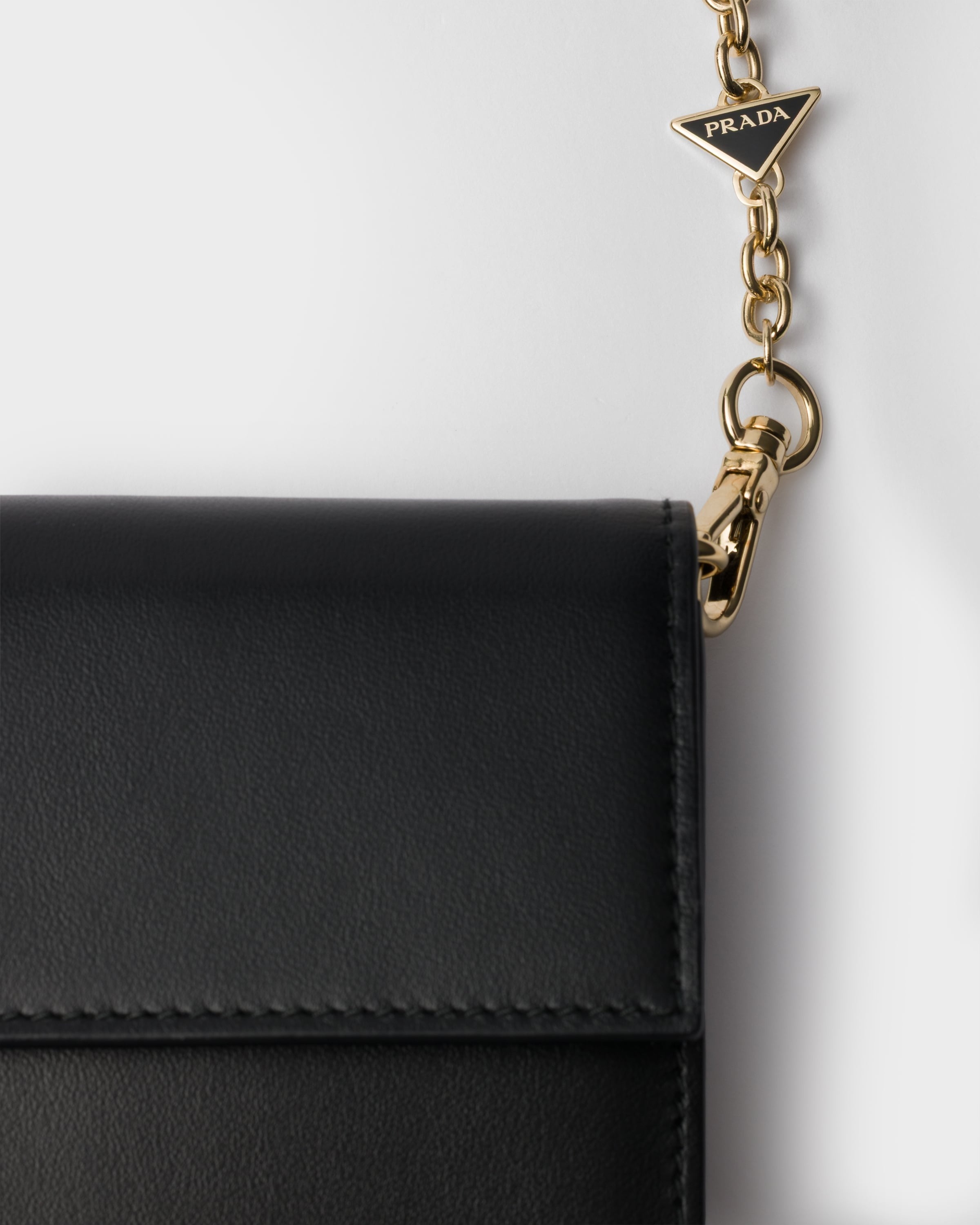 Leather wallet with chain shoulder strap Black
