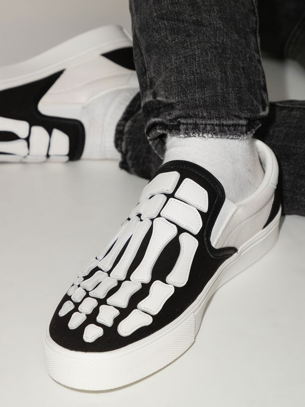 skeleton appliqué low-top sneakers