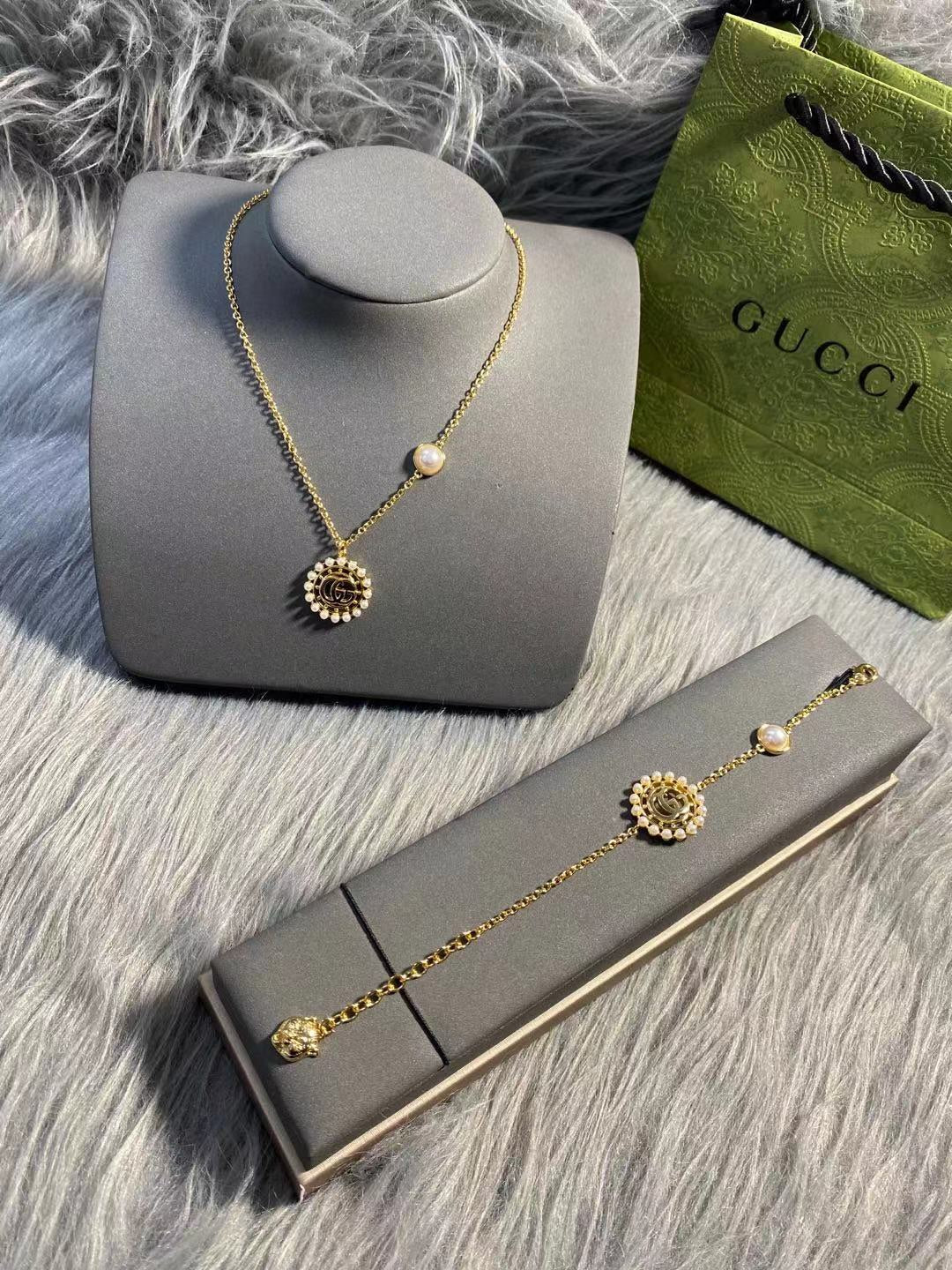 Gucci Two piece - Bracelet and Necklace
