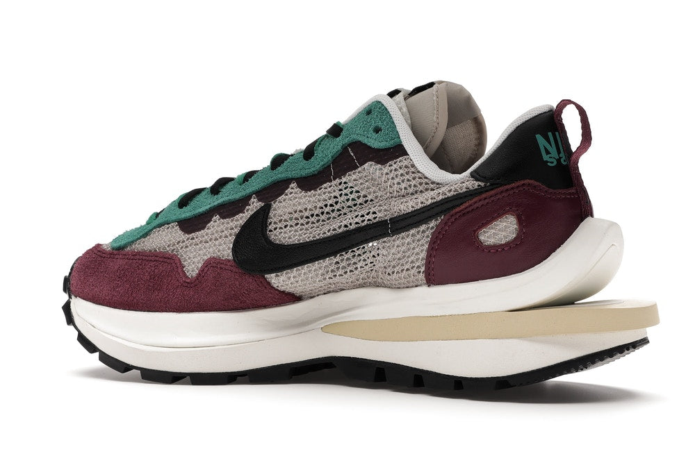 Nike Vaporwaffle Sacai - Villain Red Neptune Green